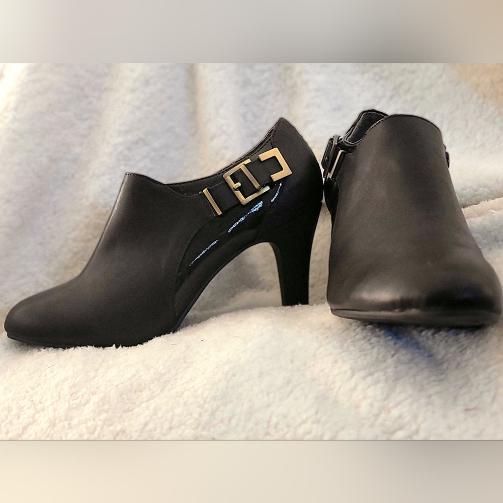 Karen Scott Brown Zippered Booties